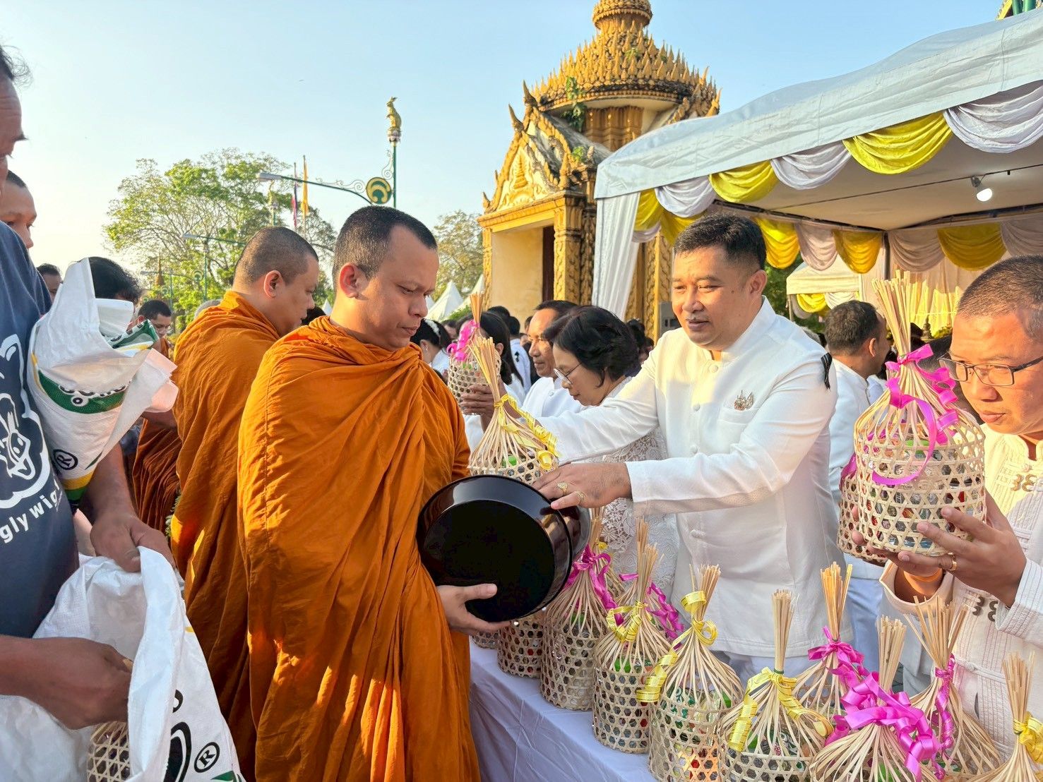 ตักบาตรปีใหม่ 2569