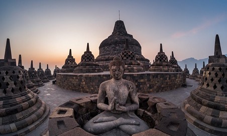 เจดีย์ชั้นบนสุดมีองค์ระฆังคว่ำยอดแหลม และเจดีย์บริวารที่มีพระพุทธรูป วัดบุโรพุทโธ